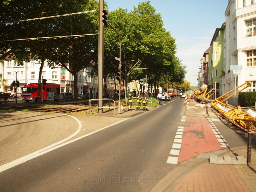 Baukran umgestuerzt Koeln Suelz Suelzguertel P011.JPG